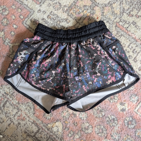 lululemon athletica Black Multicolor Women's Shorts Hotty Hot Size 2 - Picture 1 of 4